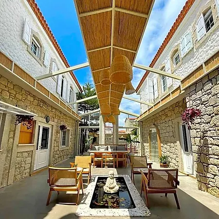 Monk Hotel *